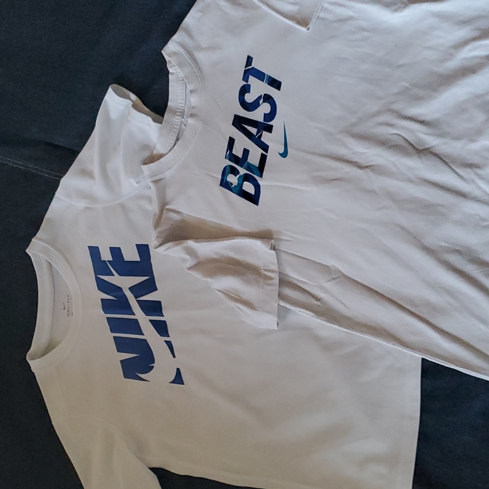 Bundle of Boys Nike white with bright blue design sz lg tees